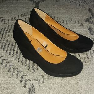 Size 8 women's black wedges